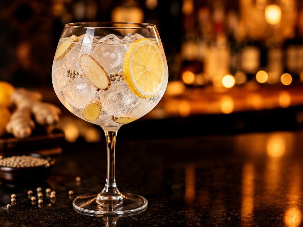 Gin tonic con pimienta blanca, jengibre y limón preparado con Pimienta blanca Kompostela