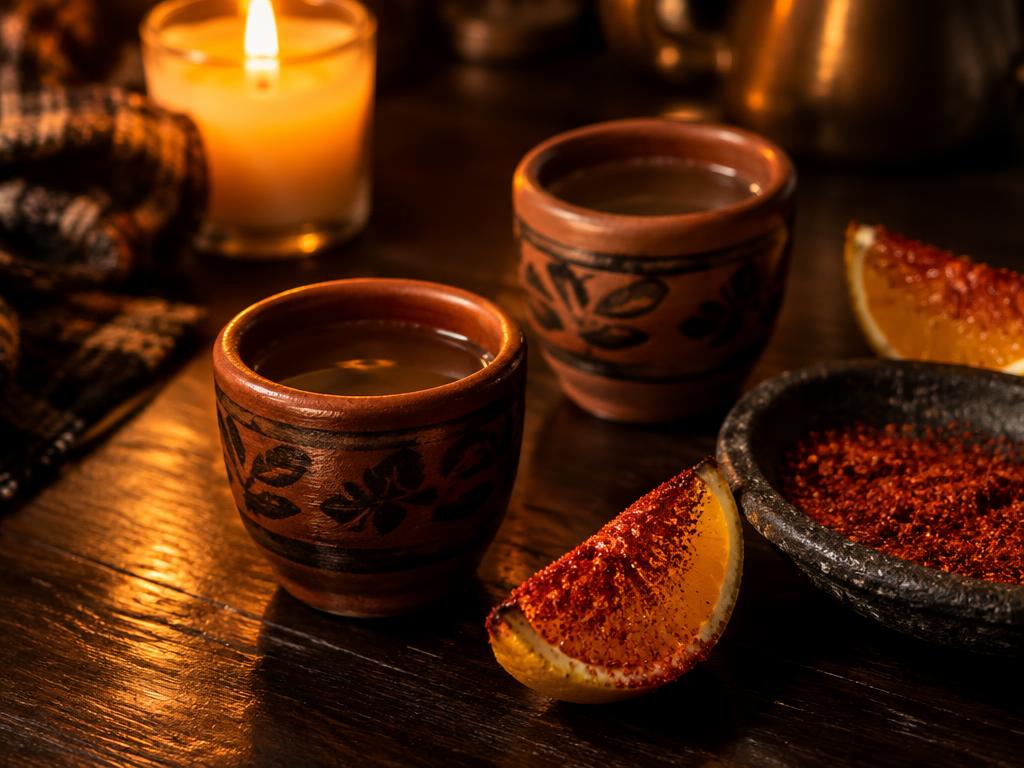 Mezcal con sal de chinicuil y naranja preparado con Sal de chinicuil Kompostela