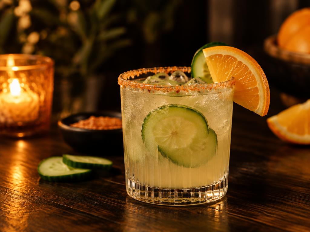 Mezcal con sal de naranja y pepino preparado con Sal de naranja Kompostela